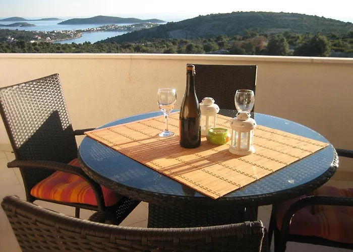 Family-friendly With Swimming Pool Dvornica, - 11470 アパート