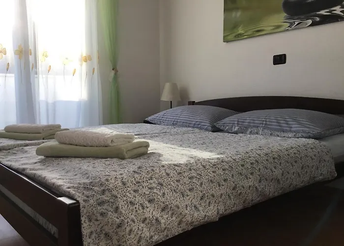 アパート Family-friendly With Swimming Pool Dvornica, - 11470 ロゴズニッツァ