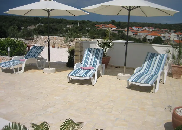 アパート Family-friendly With Swimming Pool Dvornica, - 11470 ロゴズニッツァ